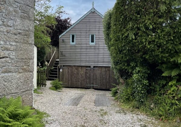 Park in front of the boathouse